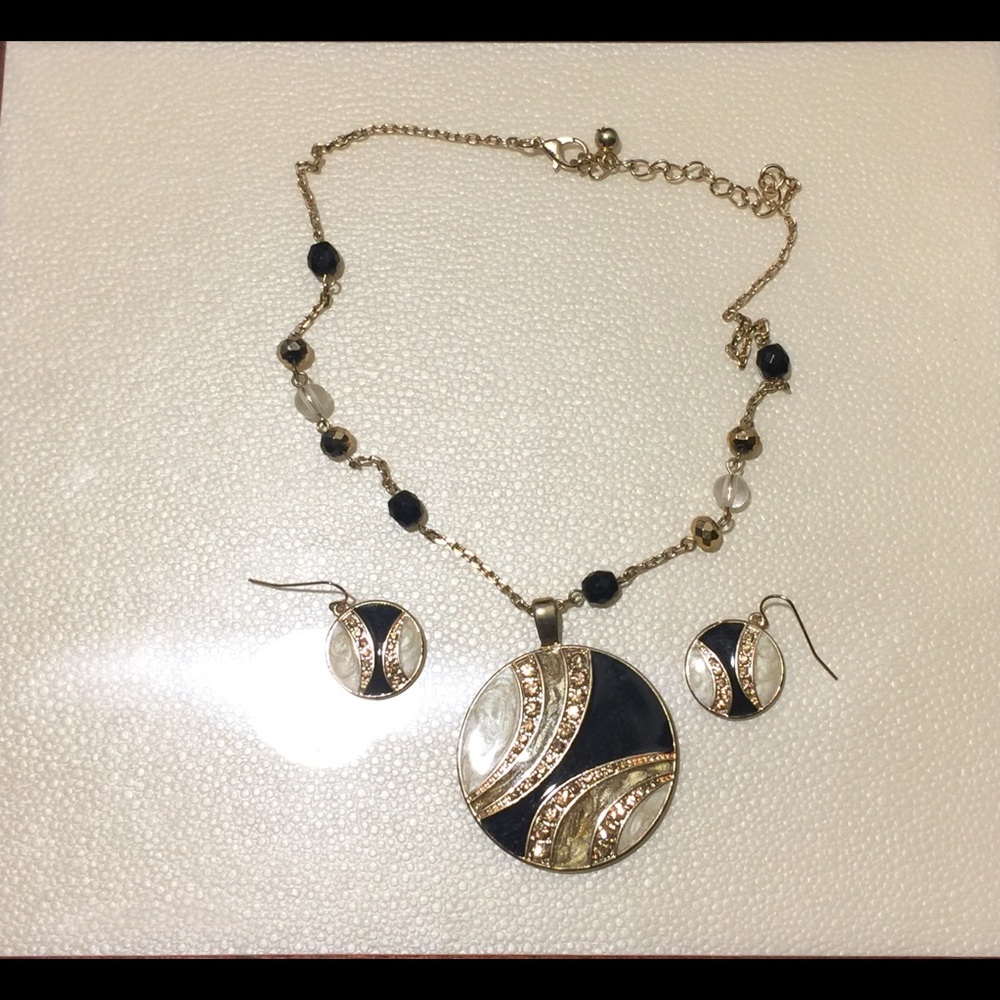Necklace earring set